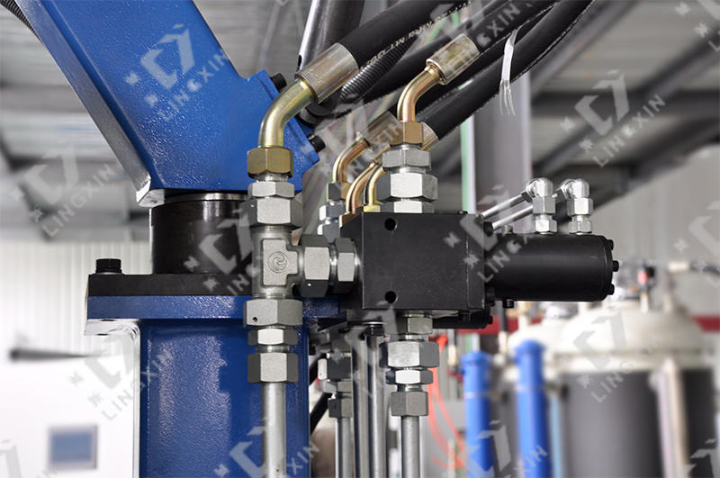 Polyurethane foaming machine