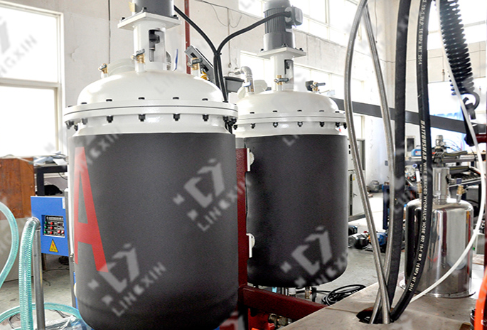 聚氨酯發(fā)泡機